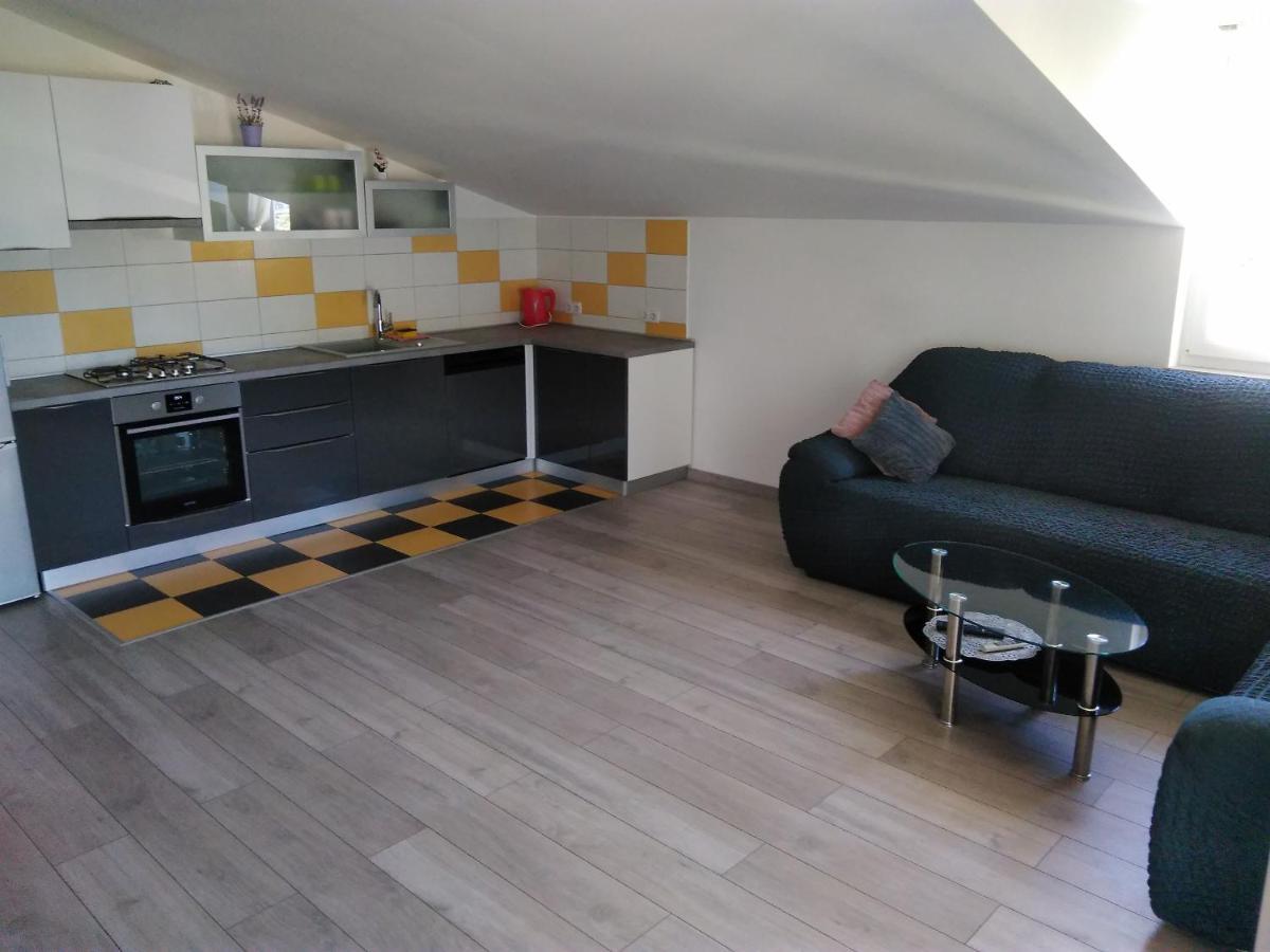 Apartments Mara Seget Vranjica Exterior photo