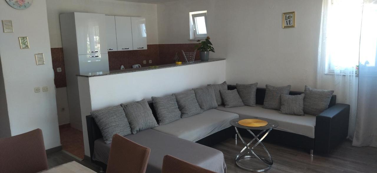 Apartments Mara Seget Vranjica Exterior photo