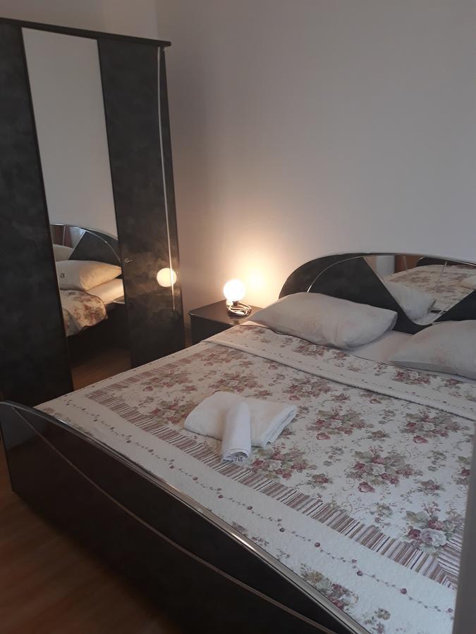 Apartments Mara Seget Vranjica Exterior photo