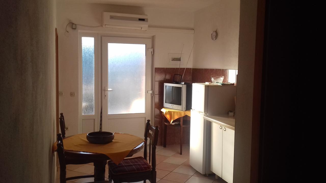 Apartments Mara Seget Vranjica Exterior photo